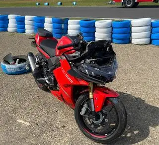 Motocyklista wjechał w 42-latka, który robił zdjęcia 