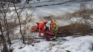 Wycinali drzewa, wpadli do lodowatej rzeki