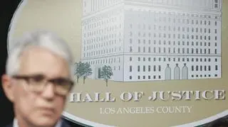 Prokurator okręgowy hrabstwa Los Angeles George Gascon na konferencji prasowej poświęconej Menendezom (24.10.2024)