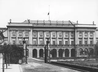 Przed 1939 rokiem obecny Pałac Prezydencki był siedzibą Prezesa Rady Ministrów