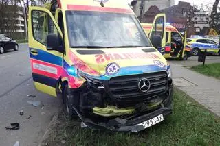 Próbowała skręcić przed karetką wiozącą pacjenta
