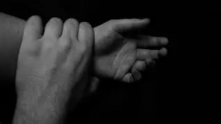 Wiązał sznurem, bił, wyrzucał z domu. W końcu brutalnie zabił 