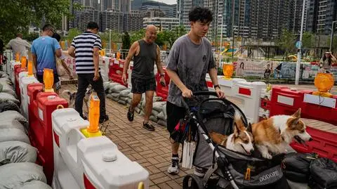 Hongkong. Przygotowania na nadejście tajfunu Ragasa