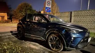 Sprawcy uszkodzili auto właścicieli posesji