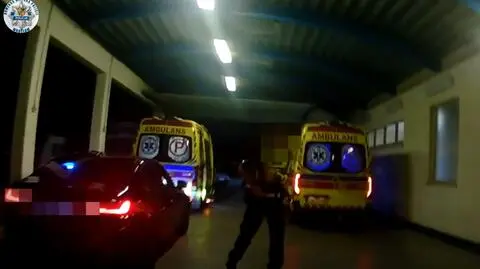 Policjanci eskortowali parę do szpitala