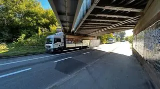 Kierowca zahaczył ładunkiem o wiadukt