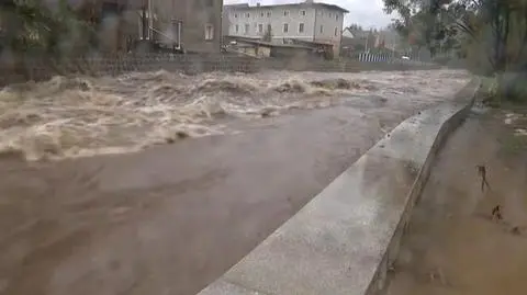 Przekroczone stany alarmowe. Sytuacja w Lądku-Zdroju. Oglądaj na żywo