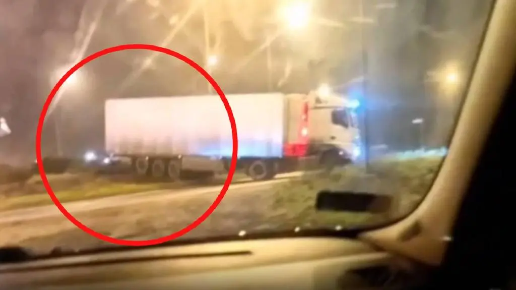 Policja szuka kierowcy, który zniszczył rondo. Jest nagranie