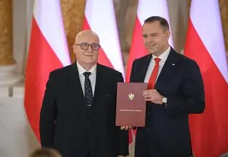 Karol Nawrocki z zaświadczeniem od PKW