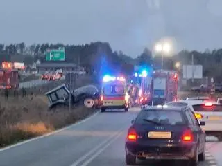 Zderzenie dwóch aut i traktora pod Otwockiem