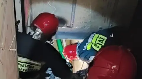 Nieudana próba wodowania jachtu w porcie