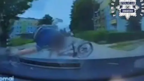 Siedmiolatek na rowerze wjechał wprost pod jadące auto. Nagranie