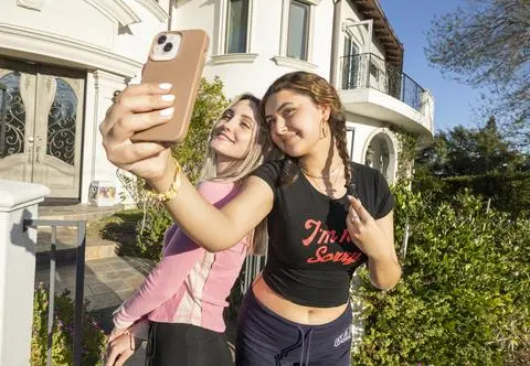 Ponad dwa tysiące godzin nagrań z telefonów. Młodzi sami jej to oddali