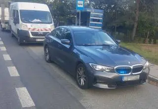 Bus, przyczepka, na niej koparka. A kierowca pijany 