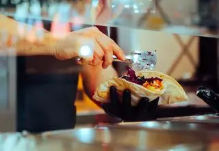 Chcieli zrobić kebab i kiełbasę. Skonfiskowano 25 ton zepsutego mięsa