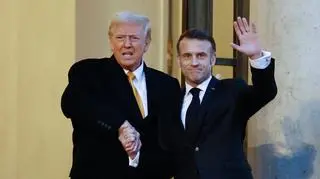 Trump i Macron, i bardzo długi uścisk dłoni