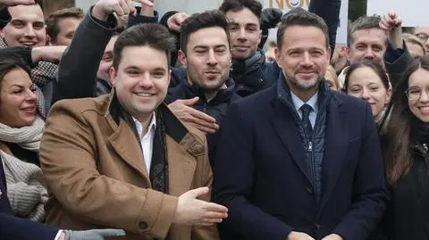 Dawid Kacprzyk (w brązowym płaszczu) i Rafał Trzaskowski
