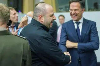 Ukraiński minister obrony Rustem Umierow i sekretarz generalny Sojuszu Północnoatlantyckiego Mark Rutte
