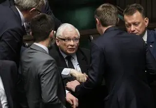 Ktoś powiedział: "po moim trupie". W partii wrze, Kaczyński wzywa ludzi