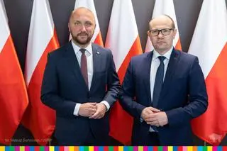 Łukasz Prokorym (z lewej) z poprzednim marszałkiem województwa Arturem Kosickim 