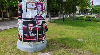 Na słupie ogłoszeniowym w Dąbrowicach nadal wiszą plakaty wyborcze kandydatów, którzy startowali w pierwszej turze wyborów prezydenckich