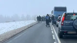 Zajechali drogę, uderzali i kopali w autobus z kibicami