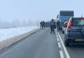 Zajechali drogę, uderzali i kopali w autobus z kibicami