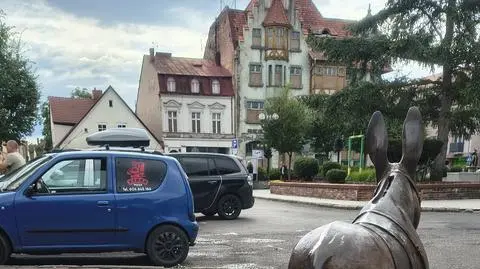 Najwyższy budynek stoi po przeciwległej stronie pomnika z osiołkami