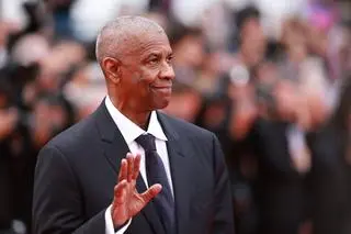 Denzel Washington na czerwonym dywanie przed premierą filmu w Cannes