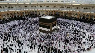 Tawaf, czyli rytuał pielgrzymkowy, polegający na okrążaniu Al-Kaby w Mekce