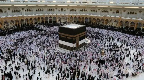 Tawaf, czyli rytuał pielgrzymkowy, polegający na okrążaniu Al-Kaby w Mekce