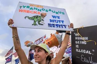 17 lipca 2025 r., West Palm Beach, Floryda. Protest przeciwko postawie Donalda Trumpa wobec praw człowieka i praw obywatelskich