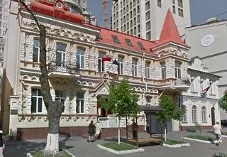 Pocisk uszkodził budynek polskiej ambasady w Ukrainie. "Kolejny taki przypadek"