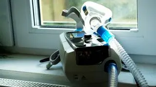 "To cofnie nas z domów na szpitalne oddziały". Co dalej z finansowaniem domowych respiratorów? 