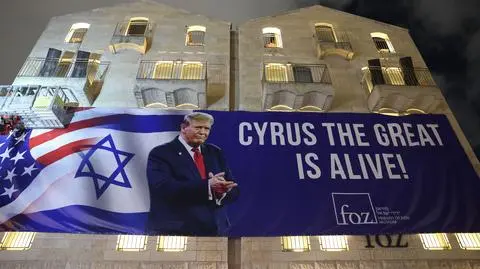 Baner z podziękowaniami dla prezydenta USA Trumpa przed jego wizytą w Izraelu, w Jerozolimie
