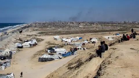 Nad miastem Gaza po izraelskich nalotach unosi się dym