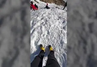 Niebezpieczna sytuacja w Tatrach. Dzieci chciały zjechać na jabłuszkach