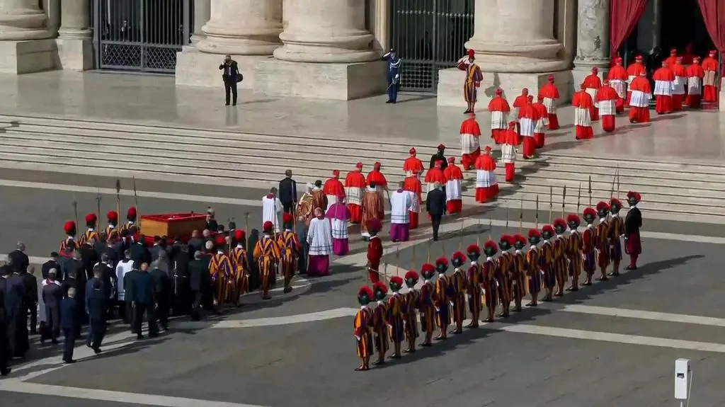 Ceremonia przeniesienia papieskiej trumny
