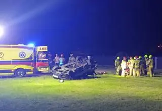 Wypadł z drogi, dachował. Pasażerki ranne