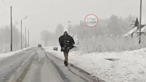 Mężczyzna na hulajnodze pędził mimo bardzo złych warunków