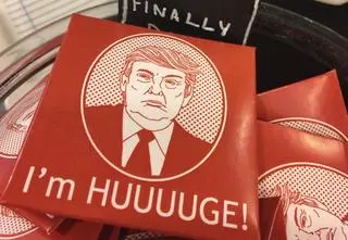 "Jestem OLBRZYMIIIIIII!". Ujawnili nowe zdjęcia z kolekcji Epsteina 