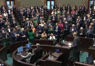 Matecki na mównicy, oklaski od posłów PiS. Wstał też prezes Kaczyński