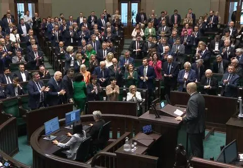 Matecki na mównicy, oklaski od posłów PiS. Wstał też prezes Kaczyński