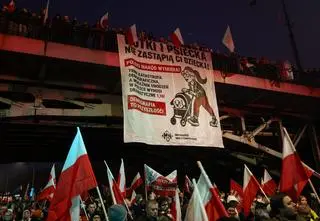 Burza wokół baneru na Marszu Niepodległości. Ministra i posłowie komentują