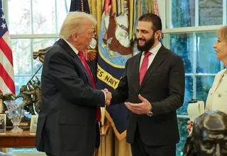 Trump spytał prezydenta, ile ma żon, i popsikał go perfumami