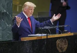 Jak nie schody, to prompter. Problemy techniczne Donalda Trumpa