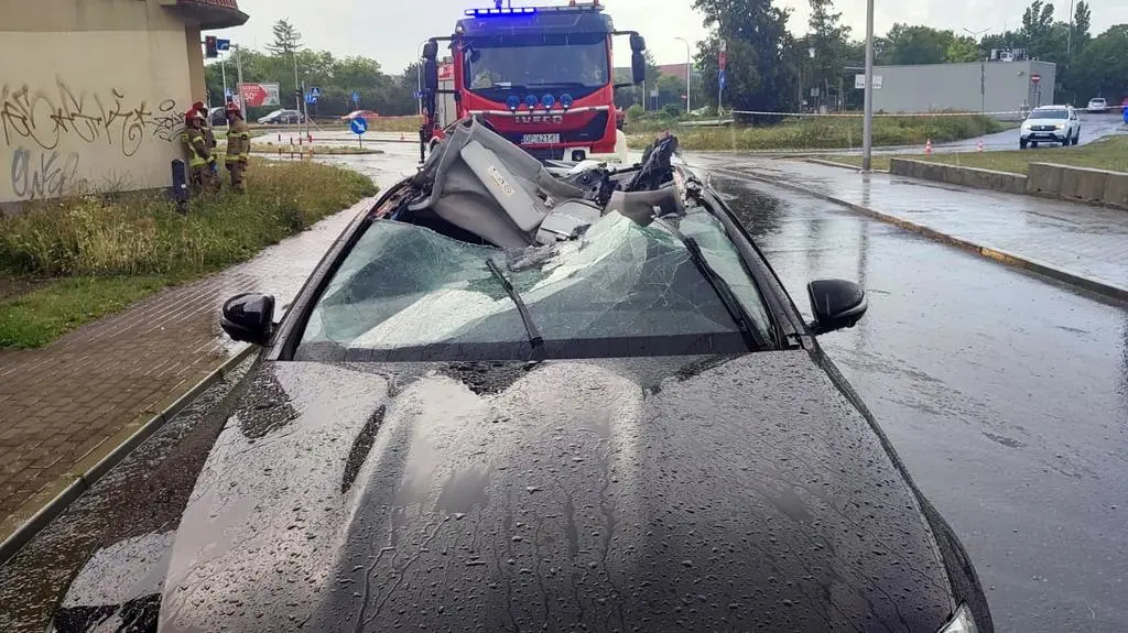 Kontener przygniótł auto