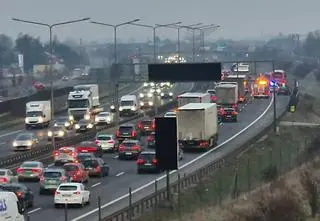 Zderzenie autobusu i dwóch samochodów na S8