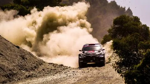 Kajetanowicz triumfuje w Grecji. Ekstremalne warunki i przebite opony mu niestraszne