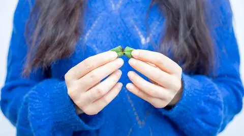 kobieta sweter dlonie shutterstock_1599987619